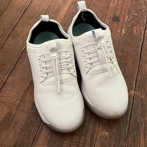 Clove nursing sneakers